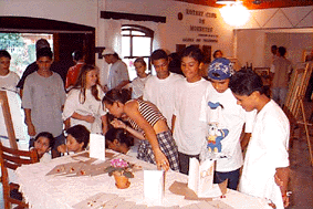 FOTO AUTOR COM ALUNOS