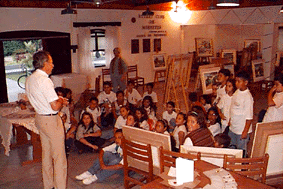 FOTO AUTOR COM ALUNOS